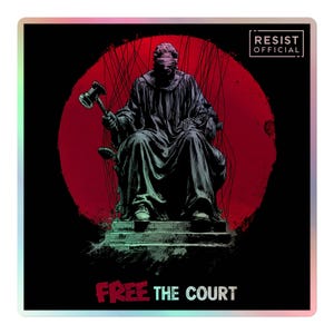 Puede incluir: Adhesivo cuadrado con una ilustración de la estatua de la Justicia. La estatua está vendada, sosteniendo una maza y sentada contra un fondo rojo. El texto "FREE THE COURT" está en la parte inferior, con "RESIST OFFICIAL" en la esquina superior derecha.