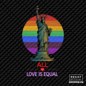 Puede incluir: Gráfico de la Estatua de la Libertad en verde, sobre un círculo arcoíris. El texto "ALL LOVE IS EQUAL" aparece debajo con un corazón rojo. El fondo es negro con un patrón de texto repetido.