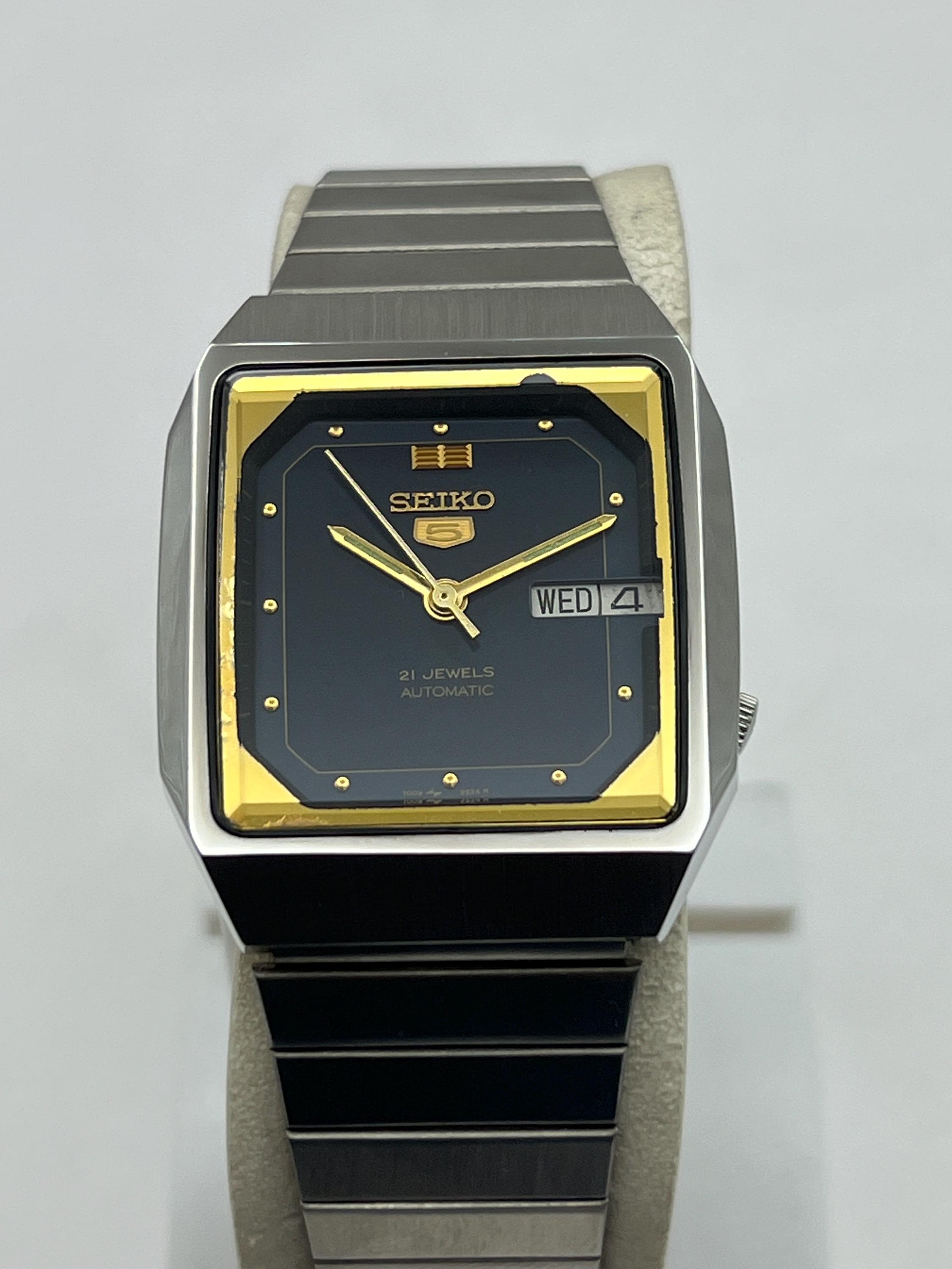Vintage Seiko 5 Automatic 7009-208A Mens Wristwatch Black & Gold