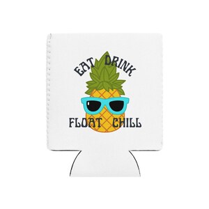 Puede incluir: Enfriador de latas blanco con una piña de dibujos animados con gafas de sol azules. El texto en el enfriador dice "EAT DRINK FLOAT CHILL" en letras negras. La piña tiene un cuerpo amarillo y hojas verdes.