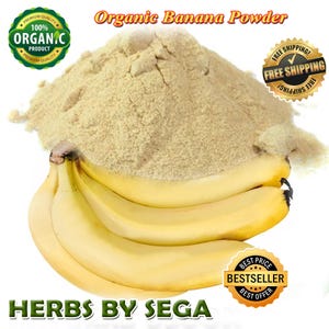 Puede incluir: Imagen de polvo de plátano orgánico con un montón de polvo marrón claro y un racimo de plátanos maduros. La imagen incluye el texto "Organic Banana Powder" y "Herbs by Sega". También hay varios sellos de calidad del producto.