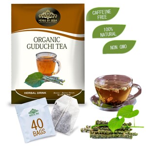 Könnte beinhalten: Ein Bild von Organic Guduchi Tea, mit einer Verpackung, Teebeuteln und einer Tasse Tee. Die Verpackung zeigt den Markennamen und die Worte "Organic Guduchi Tea". Der Tee ist als koffeinfrei, 100% natürlich und gentechnikfrei gekennzeichnet.