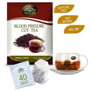 Op de afbeelding: Een afbeelding van "Blood Pressure Cut Tea" verpakkingen, een kopje thee en theezakjes. De verpakking toont het merk "Herbs by Sega" en labels met de tekst "Cafeïnevrij", "100% natuurlijk" en "Non GMO".