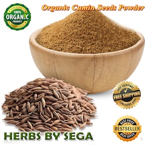 Può includere: Immagine di semi e polvere di cumino biologico. Una ciotola di legno contiene un mucchio di polvere di cumino marrone, con un mucchio di semi interi davanti. Il testo "Organic Cumin Seeds Powder" è in alto. Il testo "HERBS BY SEGA" è in basso.
