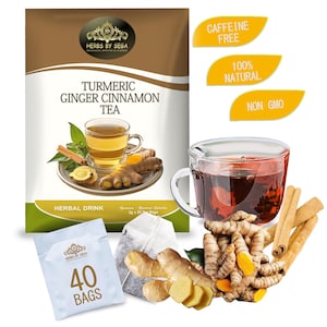 Op de afbeelding: Een verpakking Kurkuma Gember Kaneel Thee met een kopje thee, theezakjes en ingrediënten. Op de verpakking staat "Herbs by Sega" en "Cafeïnevrij", "100% natuurlijk" en "Non GMO". De thee is een kruidendrank.