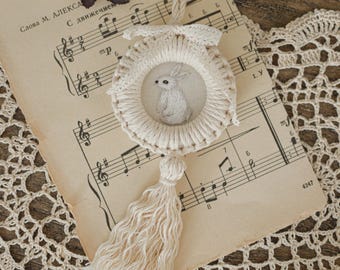 Suspension murale ronde en macramé avec lapin blanc brodé | Décoration de chambre d'enfant, Bohème printanier Maison | Art en coton et dentelle | Cadeau pour baby shower