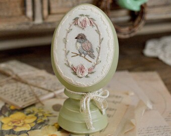 Oeuf de Pâques en bois brodé à la main | Motif oiseau et roses sur fond vert | Décoration de Pâques faite main, cadeau de printemps