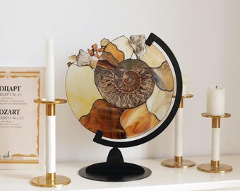 Fossile d'ammonite en vitrail Tiffany avec cristaux sur un grand support, oeuvre d'art sculpturale