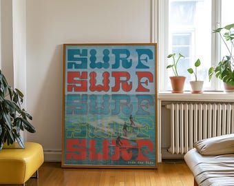 Puede incluir: Un póster enmarcado con la palabra "SURF" repetida en una fuente retro, alternando entre verde azulado y rojo. El póster representa a surfistas surfeando olas. La frase "Ride the Tide" está en la parte inferior. El póster está en una habitación con un puf amarillo y plantas.