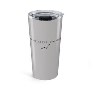 以下が含まれることがあります： 透明なプラスチック製の蓋と黒いスライド式開閉口が付いた、ライトグレーのステンレス製タンブラー。黒いタイプライター風のフォントで「Ask me about the data」という文字が印刷されており、その下に4つのデータポイントを持つシンプルな黒い折れ線グラフのアイコンが描かれています。