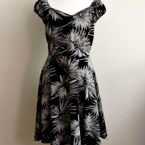 Retro Black and White Ferns Sleeveless Scoop Neck with Button AT Neck Dress