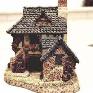 David Winter Country Cottage-Hand Painted English Miniature House, UK Made Collectable Decor