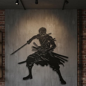 Puede incluir: Arte mural de metal negro que representa una figura musculosa en una pose dinámica, sosteniendo múltiples espadas. La figura está colocada contra una pared gris texturizada, con una pared de ladrillo a la derecha.