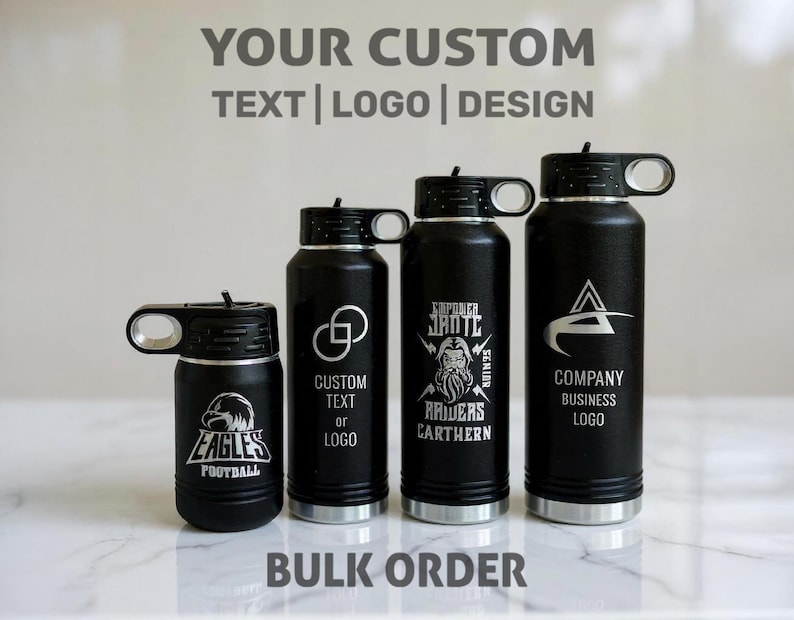 Puede incluir: Varias botellas de agua negras con detalles plateados, cada una con un dise&ntilde;o o logotipo &uacute;nico. Las botellas var&iacute;an en tama&ntilde;o e incluyen el texto "YOUR CUSTOM TEXT | LOGO | DESIGN" y "BULK ORDER". Los logotipos incluyen un &aacute;guila, un dise&ntilde;o geom&eacute;trico, una figura barbuda y un logotipo de empresa.