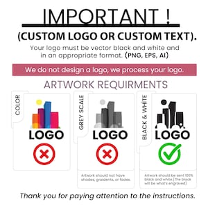Puede incluir: Imagen con texto: "&iexcl;IMPORTANTE! (LOGOTIPO PERSONALIZADO O TEXTO PERSONALIZADO)." Se enumeran los requisitos de la obra de arte, especificando logotipos vectoriales en blanco y negro en formatos PNG, EPS o AI. La imagen muestra ejemplos de formatos de logotipo aceptables e inaceptables.