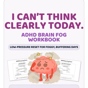 Può includere: Un quaderno di esercizi digitale intitolato I CAN'T THINK CLEARLY TODAY. ADHD BRAIN FOG WORKBOOK. LOW-PRESSURE RESET FOR FOGGY, BUFFERING DAYS. Presenta un cervello a cartone animato con occhi a spirale e stelle, circondato da nuvole grigie.