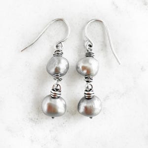 Boucles d&#39;oreilles pendantes en argent sterling et perles grises/ Boucles d&#39;oreilles délicates en perles/ Boucles d&#39;oreilles en perles/ Style estival/ Cadeaux pour elle/ Boucles d&#39;oreilles pendantes