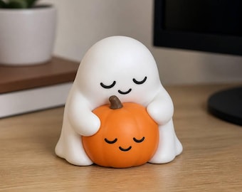 Gemütliche Mini-Geisterfigur, die einen Kürbis umarmt – handbemalt, 3D-gedruckt, Schreibtischdeko, Herbst-Sammlerstück