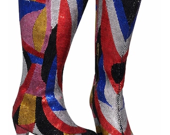 Färgglada knähöga stövlar med strass: Statement-skor med mellanhög klack och festivalmode