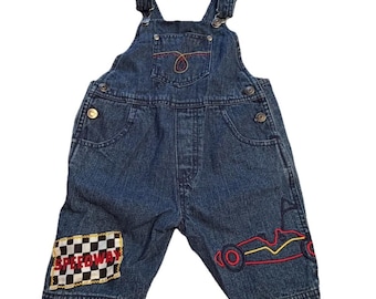 Peto corto vaquero vintage para niño pequeño, talla 3T, con estampado de coches de carreras, estilo años 2000, de algodón.