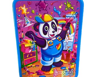 Lata de papelería vintage de Lisa Frank con diseño de oso panda pintor, años 90, colorida y nostálgica.