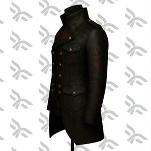 K&ouml;nnte beinhalten: Schwarze Lederjacke mit hohem Kragen, doppelreihiger Knopfleiste und dekorativer roter Stickerei. Die Jacke hat mehrere Taschen und messingfarbene Kn&ouml;pfe und bietet ein ma&szlig;geschneidertes und stilvolles Aussehen.