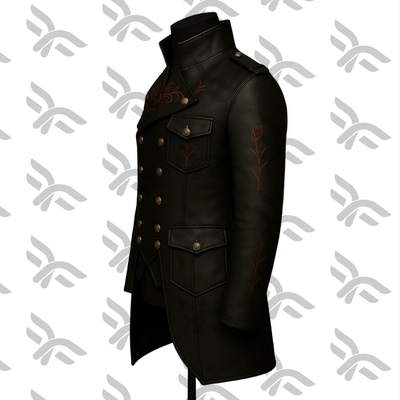 K&ouml;nnte beinhalten: Schwarze Lederjacke mit hohem Kragen, doppelreihiger Knopfleiste und dekorativer roter Stickerei. Die Jacke hat mehrere Taschen und messingfarbene Kn&ouml;pfe und bietet ein ma&szlig;geschneidertes und stilvolles Aussehen.