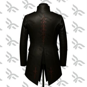 K&ouml;nnte beinhalten: Schwarze Lederjacke mit hohem Kragen und dekorativen roten N&auml;hten auf dem R&uuml;cken. Die Jacke hat lange &Auml;rmel, Schulterklappen und ein geteiltes R&uuml;ckendesign. Ein stilvolles Oberbekleidungsst&uuml;ck.