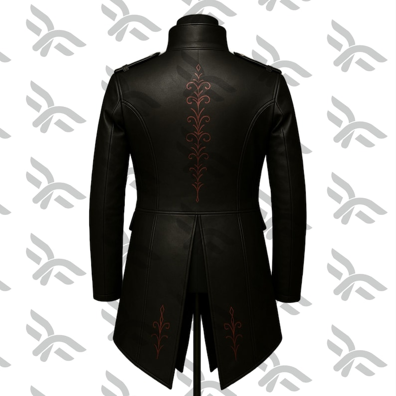 K&ouml;nnte beinhalten: Schwarze Lederjacke mit hohem Kragen und dekorativen roten N&auml;hten auf dem R&uuml;cken. Die Jacke hat lange &Auml;rmel, Schulterklappen und ein geteiltes R&uuml;ckendesign. Ein stilvolles Oberbekleidungsst&uuml;ck.