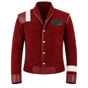 Può includere: Giacca in camoscio bordeaux con colletto classico e chiusura con bottoni. La giacca presenta inserti in pelle sulle spalle, sui polsini e sui bordi. Strisce bianche e dorate adornano la spalla e il polsino. Una toppa nera è sul petto.