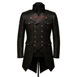 K&ouml;nnte beinhalten: Schwarze Lederjacke mit doppelreihigem Design, mit dekorativer roter Blumenstickerei und goldfarbenen Kn&ouml;pfen. Die Jacke hat einen hohen Kragen, Schulterklappen und mehrere Taschen, was einen ma&szlig;geschneiderten und stilvollen Look ergibt.