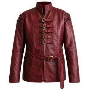 Puede incluir: Chaqueta de cuero burdeos con cuello alzado, múltiples cierres de hebilla y cinturón a juego. La chaqueta presenta costuras decorativas en los hombros y un corte entallado, adecuada para cosplay o disfraces.