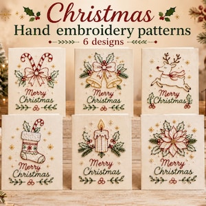 Könnte beinhalten: Sechs weiße Stoffkarten mit handgestickten Weihnachtsmotiven. Die Designs zeigen Zuckerstangen, Glocken, ein Rentier, einen Weihnachtsstrumpf, eine Kerze und einen Weihnachtsstern. Jede Karte trägt den Schriftzug Merry Christmas in roter Kursivschrift.