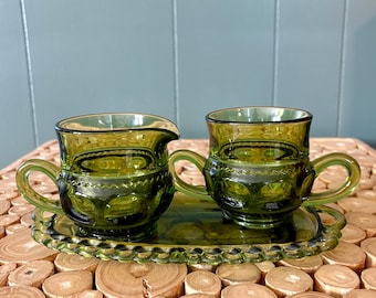 Juego de cremera y azucarero King’s Crown de Indiana Glass Co. en color verde aguacate con bandeja.