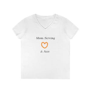 Mom: Serving & Aces-T-shirt met V-hals | Pickleball-T-shirt