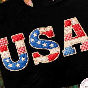 Amerikaanse vlag nep patchwork png, nep patchwork png, patchwork gewatteerde oma-vlag png, bloemen retro coquette vlag png, cottage core gingham