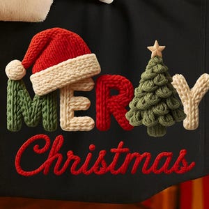 Op de afbeelding: Zwarte kerstsok met de woorden "MERRY Christmas" in rode, groene en crèmekleurige gebreide letters, met een kerstmuts en kerstboomontwerp. De sok wordt vastgehouden door een persoon met een witte handschoen.