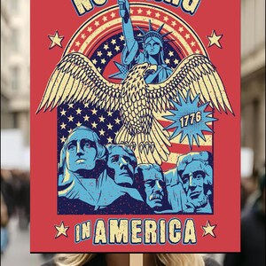 以下が含まれることがあります： 「NO KING IN AMERICA」の文字と自由の女神、ワシ、アメリカ大統領の顔のイラストが描かれた赤い看板。星と1776年が描かれた、ヴィンテージ感のある愛国的なデザインです。