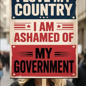 以下が含まれることがあります： 「I LOVE MY COUNTRY」の白文字が紺色の背景に、「I AM ASHAMED OF」の赤文字がクリーム色の背景に、「MY GOVERNMENT」の黒文字が赤色の背景に書かれた抗議の標識。人が持っている。