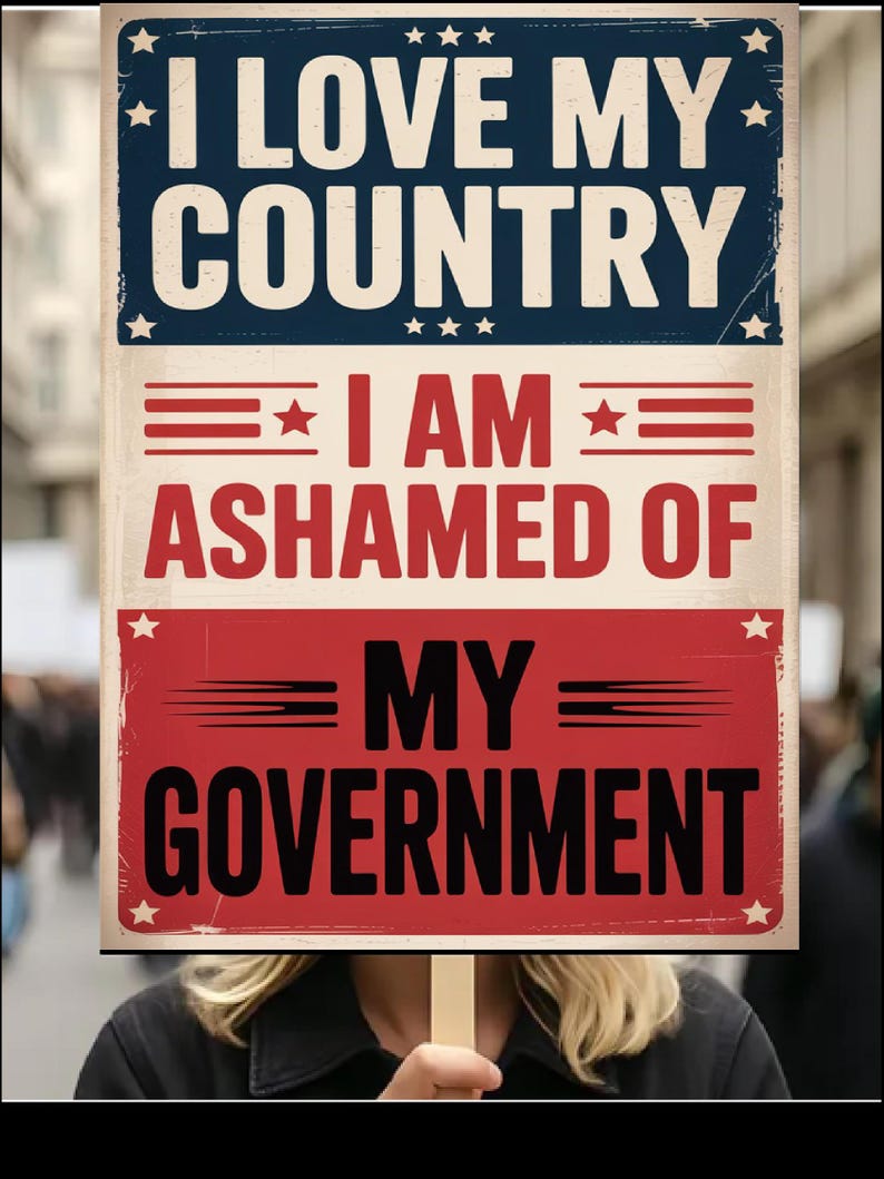 以下が含まれることがあります： 「I LOVE MY COUNTRY」の白文字が紺色の背景に、「I AM ASHAMED OF」の赤文字がクリーム色の背景に、「MY GOVERNMENT」の黒文字が赤色の背景に書かれた抗議の標識。人が持っている。