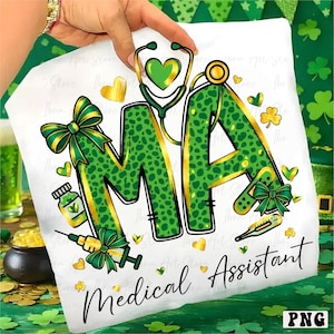 Puede incluir: Camiseta blanca con un diseño verde y dorado con las letras "MA" en estampado de leopardo, un estetoscopio y las palabras "Medical Assistant". Incluye tréboles, corazones y símbolos médicos.