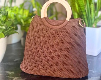 Borsa fatta a mano all'uncinetto - Elegante borsa marrone con anelli in legno