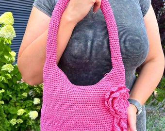 Borsa a tracolla rosa all'uncinetto con fiore 3D. Borsa lavorata a maglia a mano. Borsa estiva da donna.