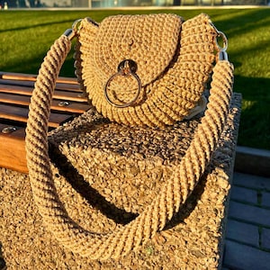 Handgefertigte Abend-Häkeltasche in Form einer Muschel - Boho-Chic-Handtasche mit einem runden Verschluss