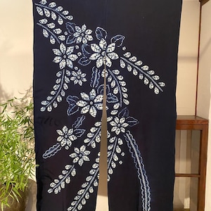 Vintage Japanischer Indigo Shibori Noren Vorhang | Handgefärbte Baumwolle, Florales Motiv, Traditioneller Doppeltürvorhang | Kostenloser Versand
