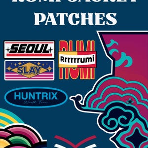 Pode incluir: Uma coleção de patches coloridos com textos e designs gráficos em um fundo azul escuro. Os patches incluem as palavras "RUMI JACKET PATCHES", "SEOUL", "SLAY", "HUNTRX World Tour" e outros elementos decorativos.