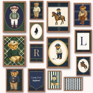 Peut inclure: Ensemble de tableaux encadrés avec des illustrations d'ours en peluche dans diverses tenues, notamment des tenues preppy et équestres. Les cadres sont en bois foncé et les œuvres présentent des fonds à carreaux et à rayures.
