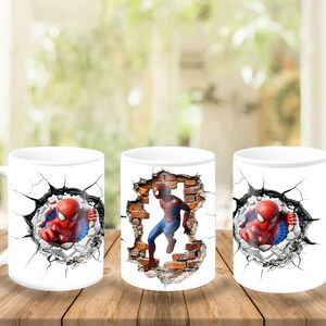 Może przedstawiać: Trzy białe ceramiczne kubki z grafiką czerwono-niebieskiego superbohatera. Dwa kubki przedstawiają postać wyłaniającą się z pękniętej ściany, podczas gdy środkowy kubek ukazuje postać kucającą w otworze w ścianie z cegieł.