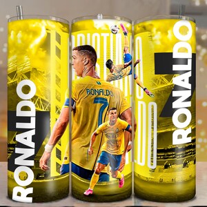 K&ouml;nnte beinhalten: Gelb-schwarzer Becher mit Bildern von Cristiano Ronaldo in Aktion. Der Becher tr&auml;gt den Namen "RONALDO" in gro&szlig;en wei&szlig;en Buchstaben. Das Design umfasst Actionaufnahmen von Ronaldo im Fu&szlig;balltrikot.