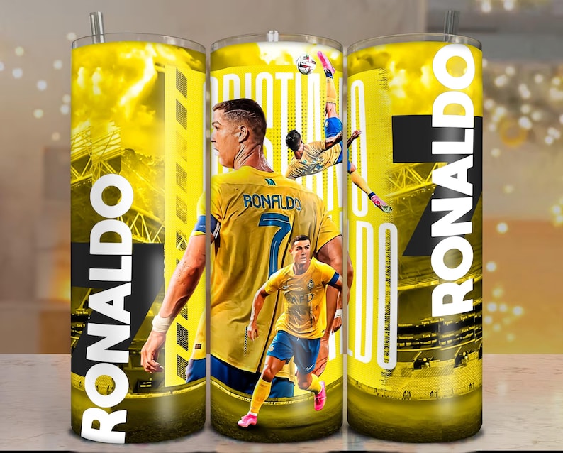 K&ouml;nnte beinhalten: Gelb-schwarzer Becher mit Bildern von Cristiano Ronaldo in Aktion. Der Becher tr&auml;gt den Namen "RONALDO" in gro&szlig;en wei&szlig;en Buchstaben. Das Design umfasst Actionaufnahmen von Ronaldo im Fu&szlig;balltrikot.
